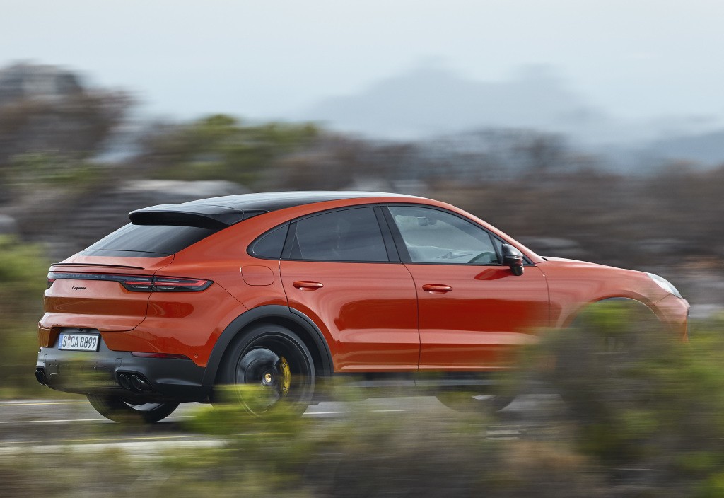 We go dune bashing in a Porsche Cayenne Coupe - autoX