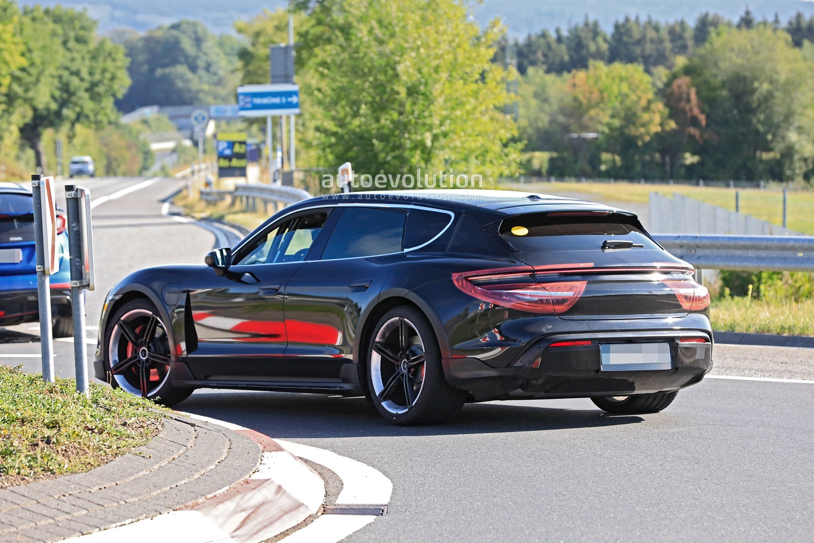 2020 - [Porsche] Taycan Sport Turismo - Page 2 Porsche-taycan-cross-turismo-spied-testing-hard-at-the-nurburgring_13