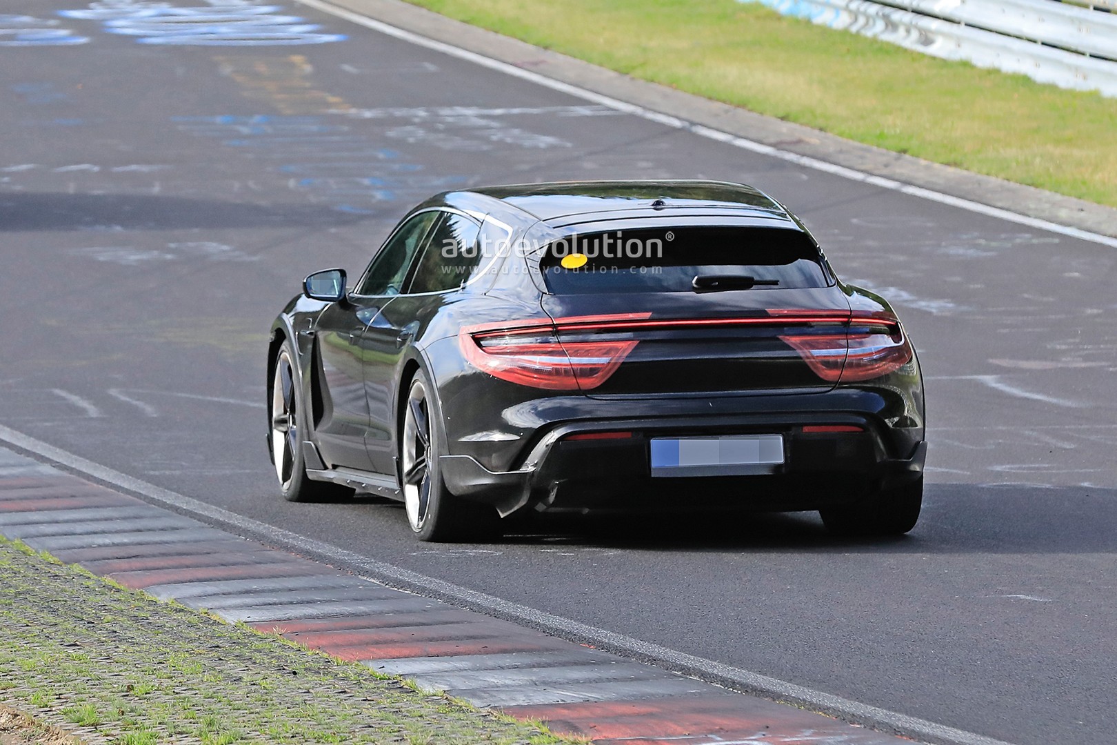 2020 - [Porsche] Taycan Sport Turismo - Page 2 Porsche-taycan-cross-turismo-spied-testing-hard-at-the-nurburgring_7