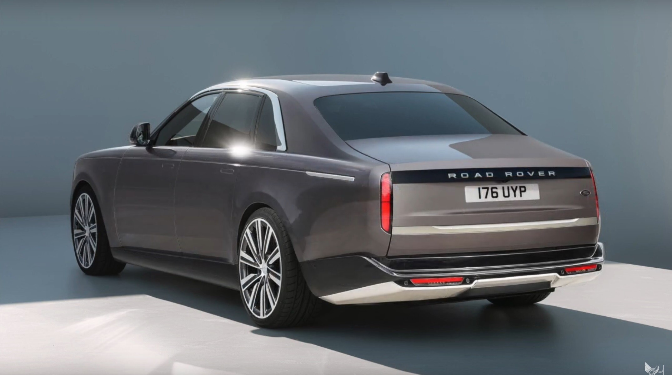 2023 - [Land Rover] Road Rover - Page 2 Range-rover-forces-itself-on-the-rolls-royce-ghost-new-luxury-sedan-is-born_2