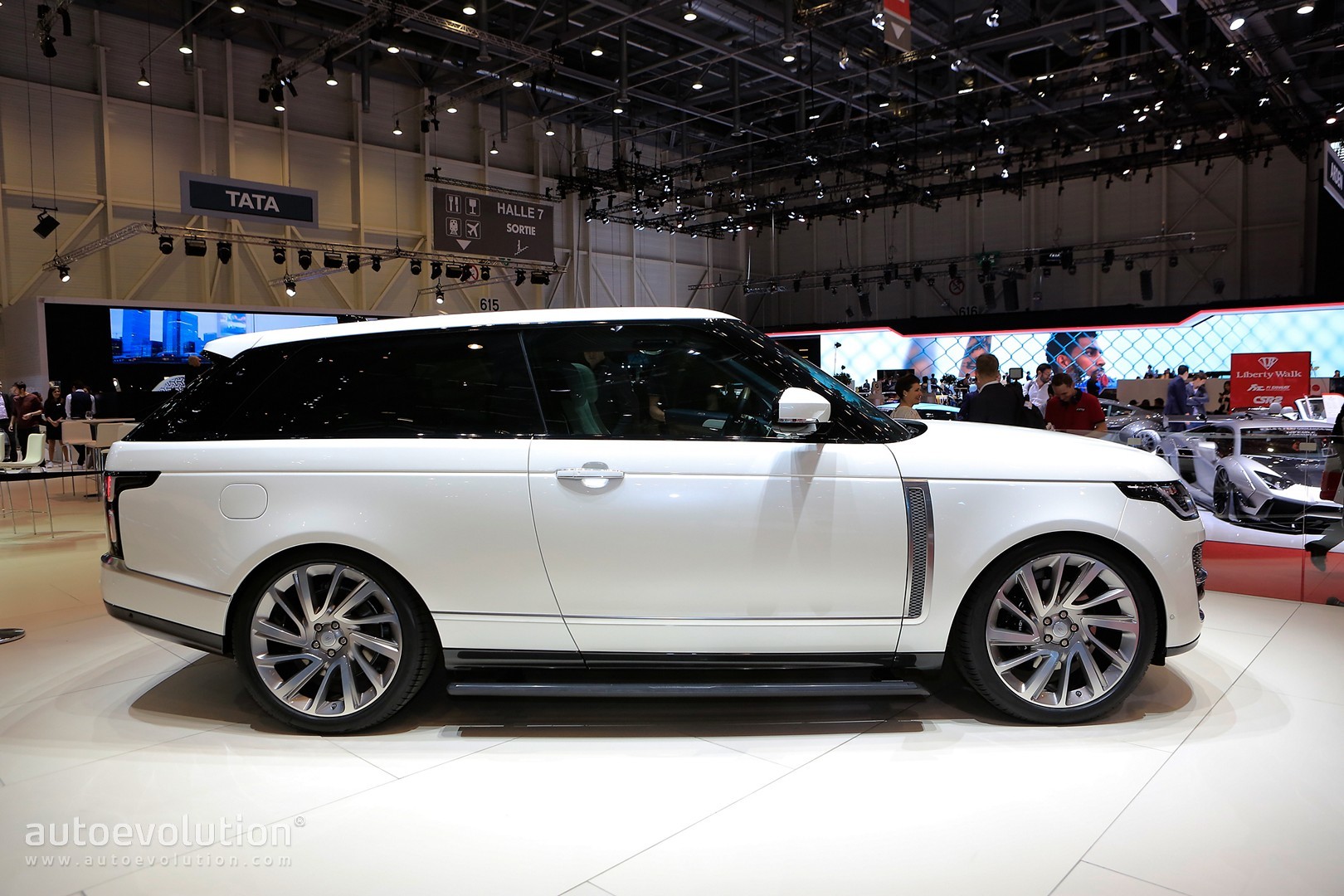 Range Rover SV Coupe Proves Less Is More in Geneva - autoevolution