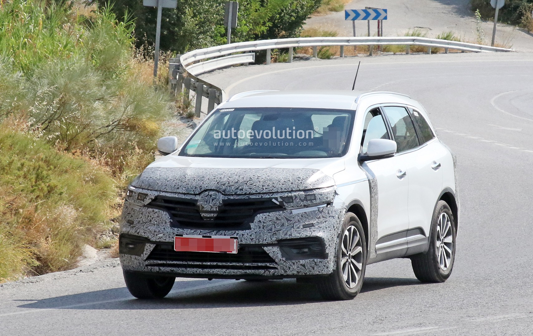 Renault Koleos Facelift Makes Spyshots Debut - autoevolution