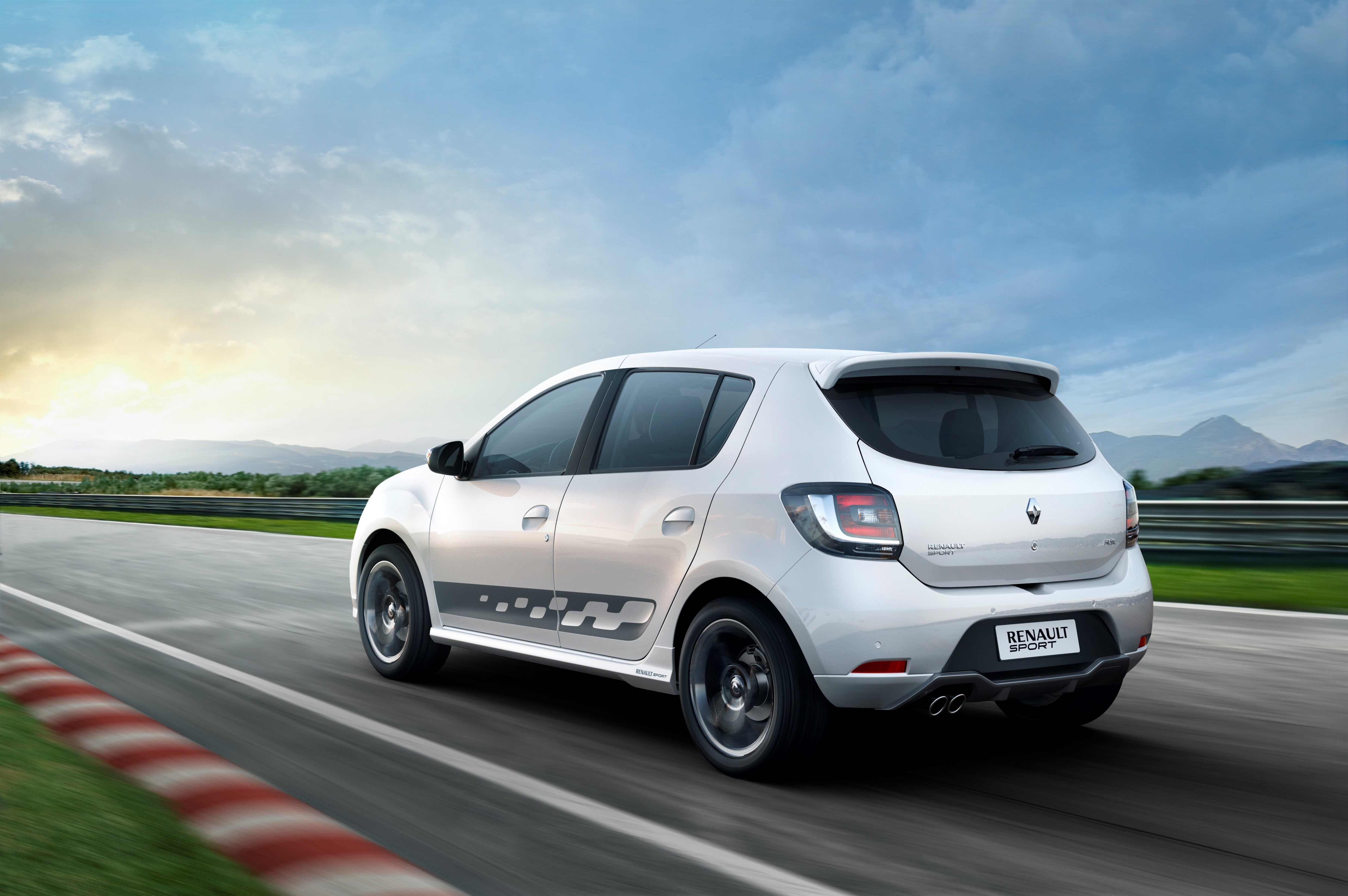 Renault Sandero RS 2.0 Pricing Announced, 200 KM/H Hot