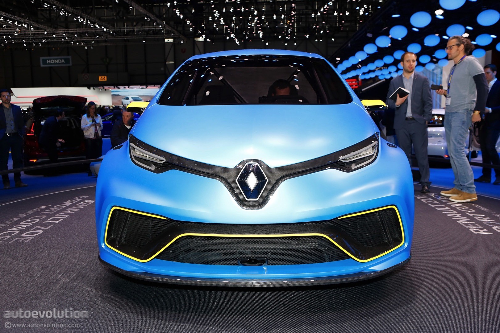 Renault Zoe e-Sport Concept at Geneva highlights electric-car performance  (live photos)