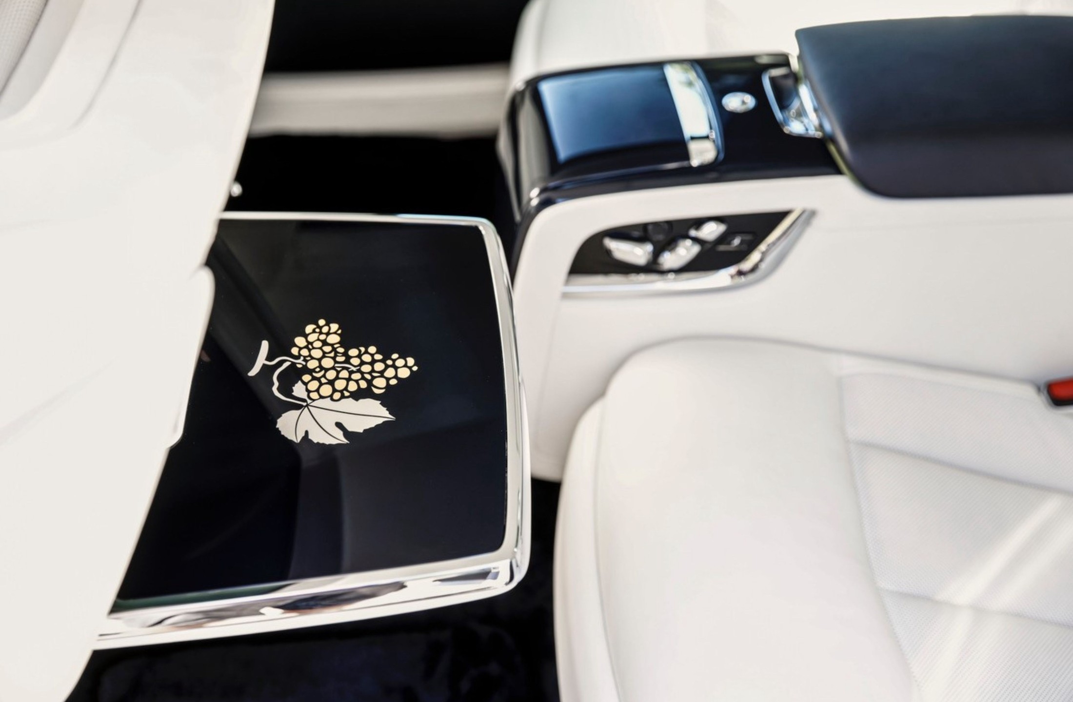 Rolls-Royce Droptail 'La Rose Noire' Is a Gorgeous and Very Expensive  Tribute to Love - autoevolution