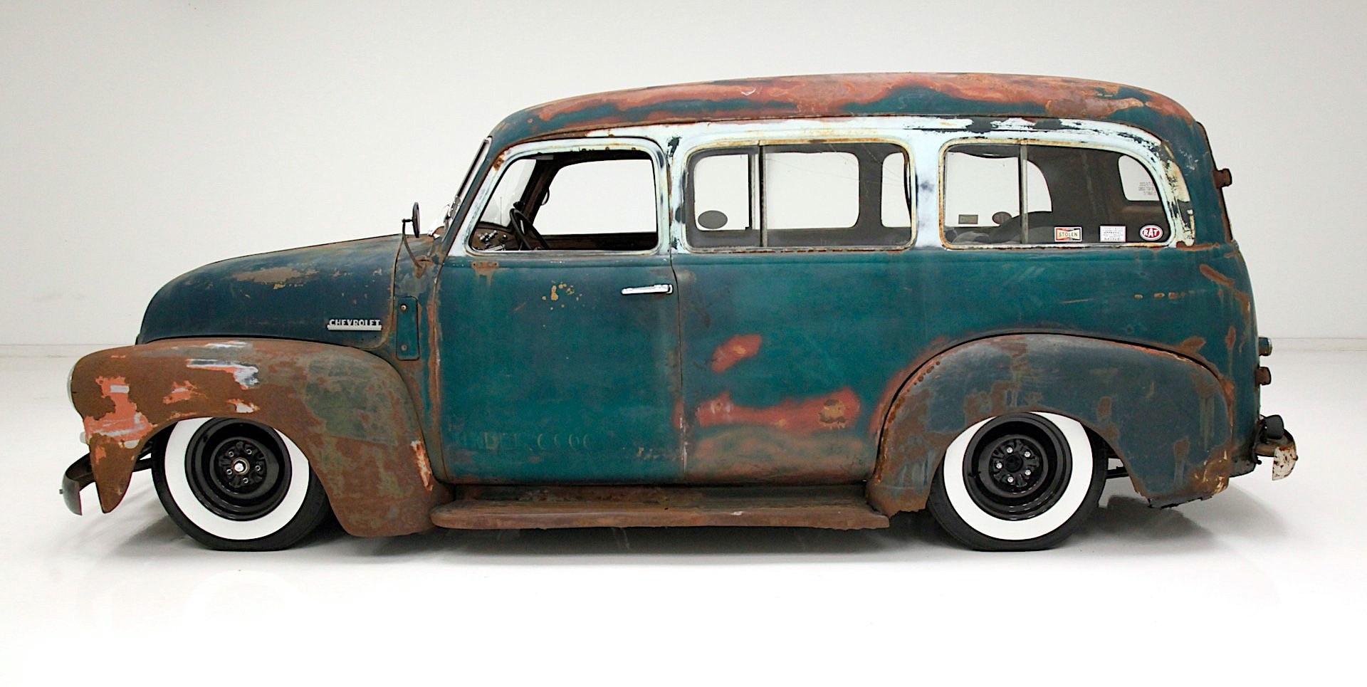 Rusty-Old 1948 Chevrolet Suburban Shows Decades of Decay, It's