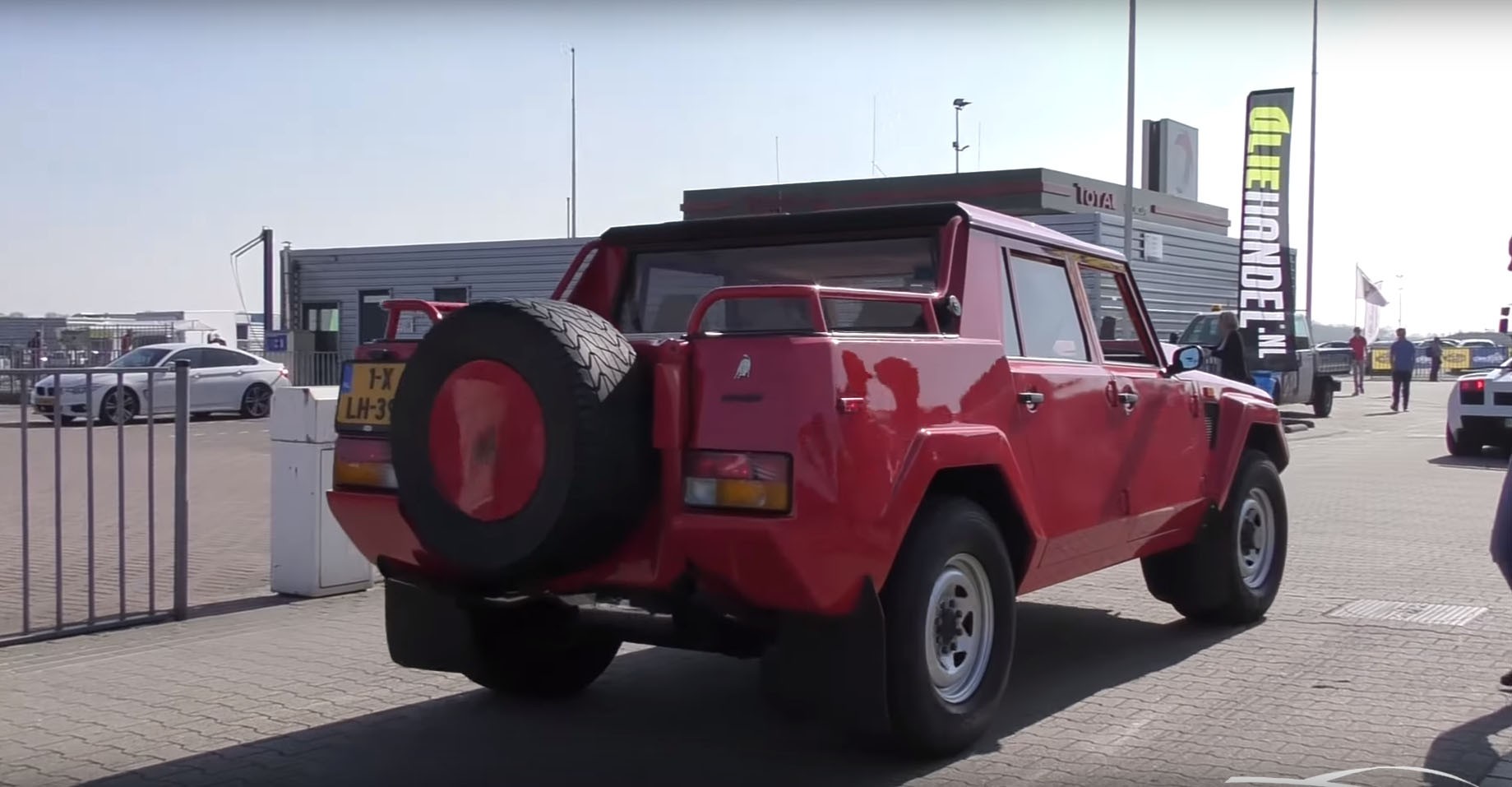 Showing Up in a Lambo LM002 at a Supercar Convention Is ...