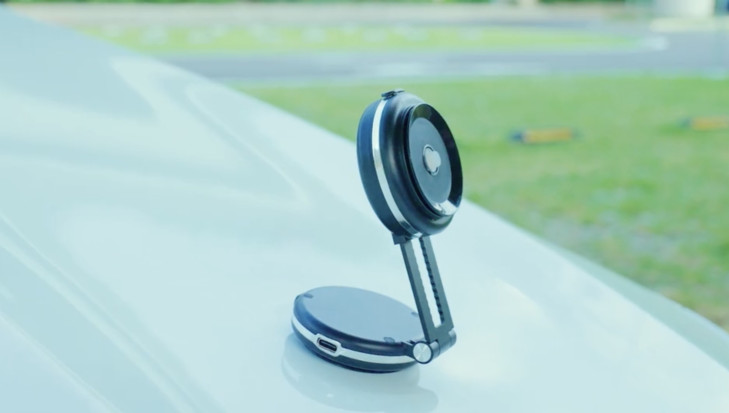 Someone Created a Vacuum Phone Holder for Cars, and It's Ridiculously Cool  - autoevolution