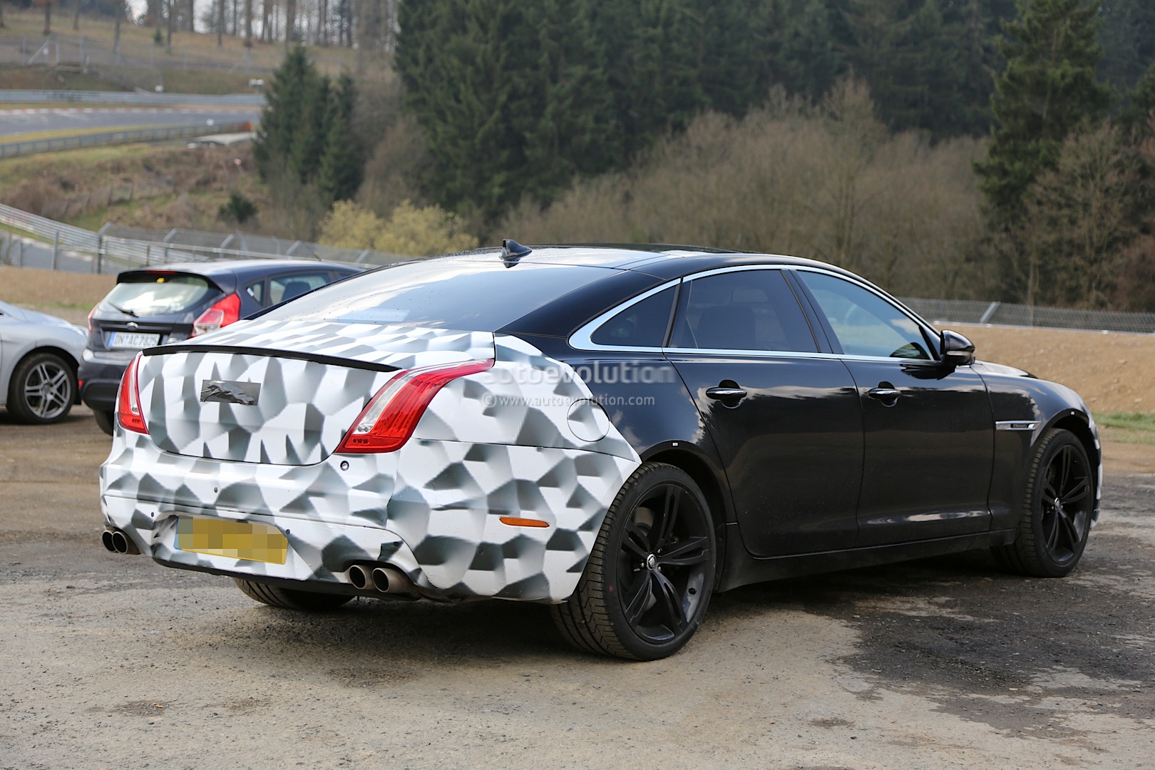 Spyshots: 2015 Jaguar XJR Facelift - autoevolution