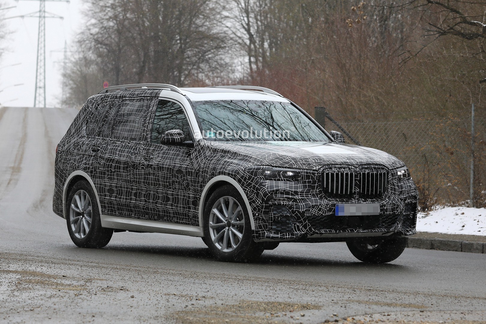 Spyshots: Likely BMW X7 M50i Shows the M Look - autoevolution
