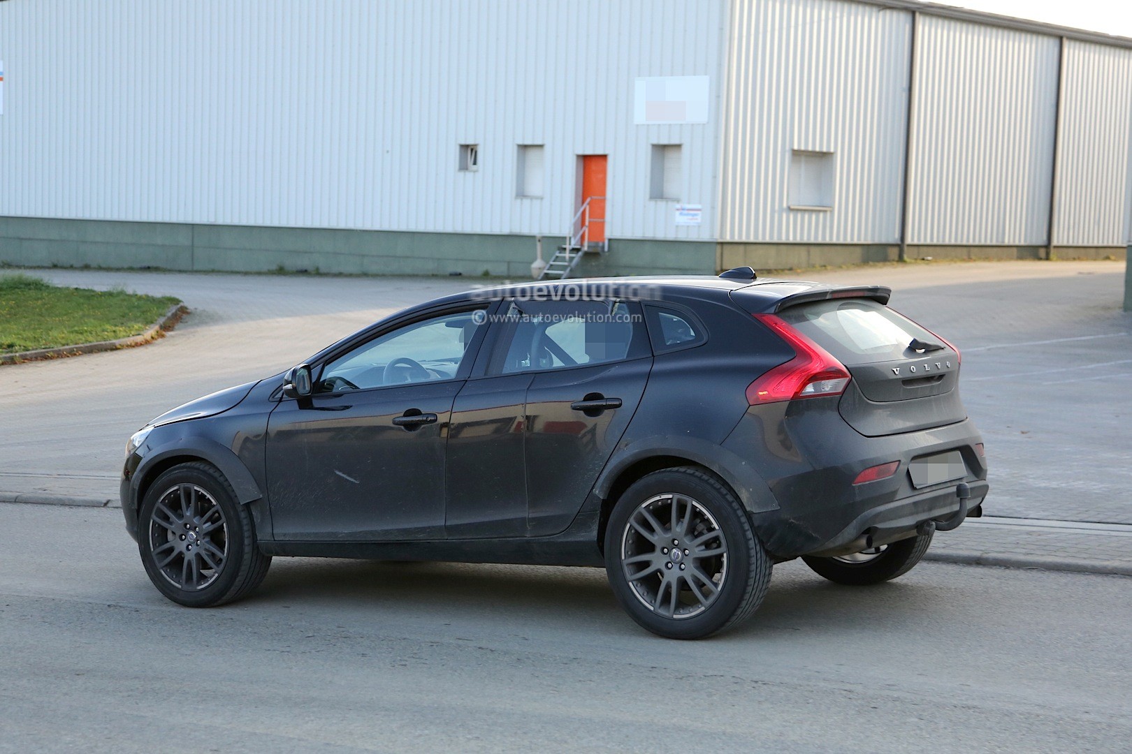 Spyshots Volvo XC40 Coming in 2018, Will Be Built in