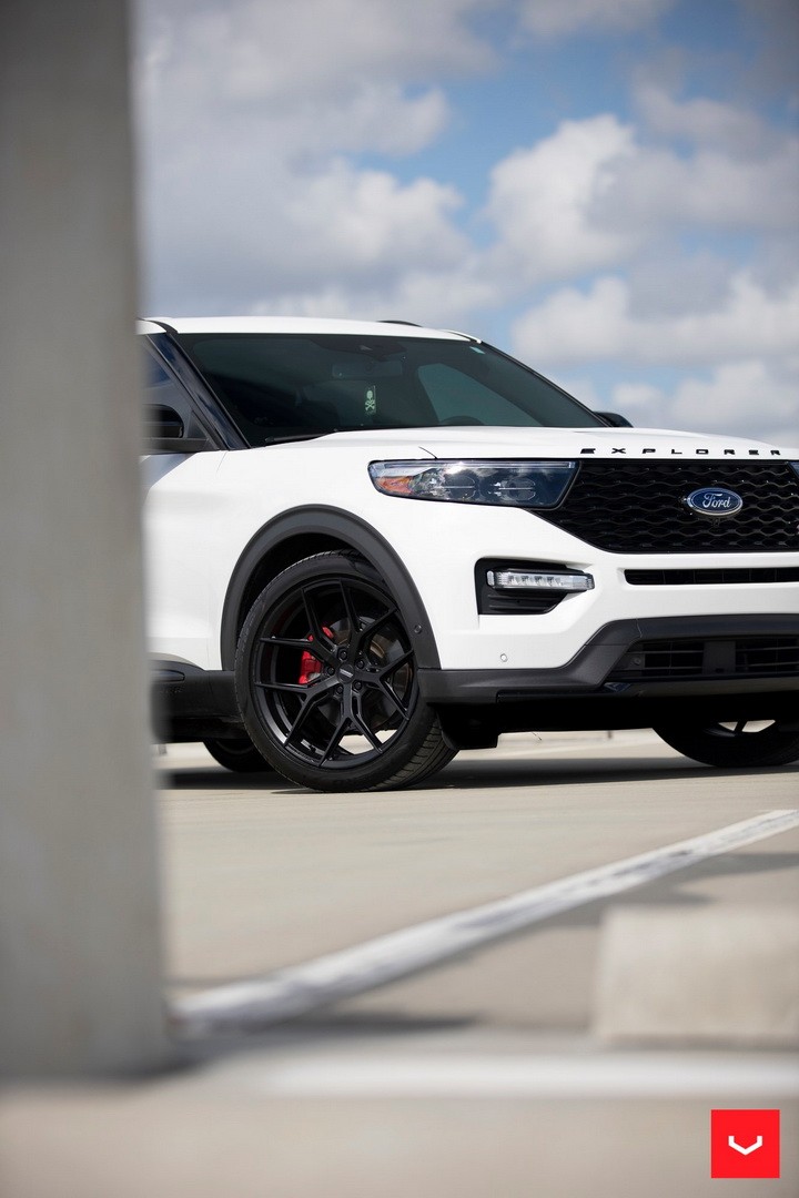 Star White Ford Explorer ST Looks Charming Riding on 22-Inch Satin