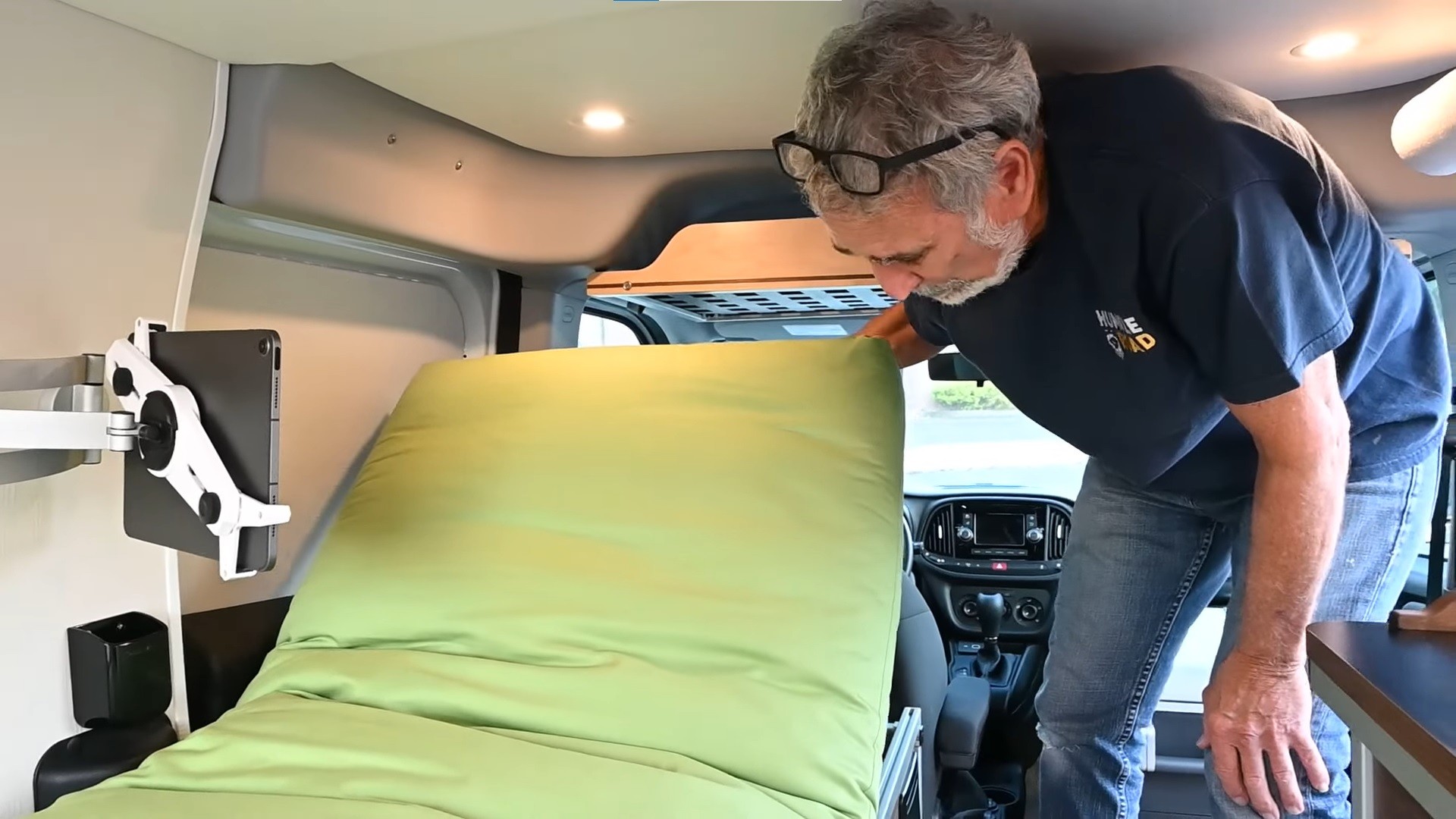 https://s1.cdn.autoevolution.com/images/news/gallery/stealthy-mini-me-micro-camper-hides-a-creative-interior-filled-with-practical-gadgets_2.jpg