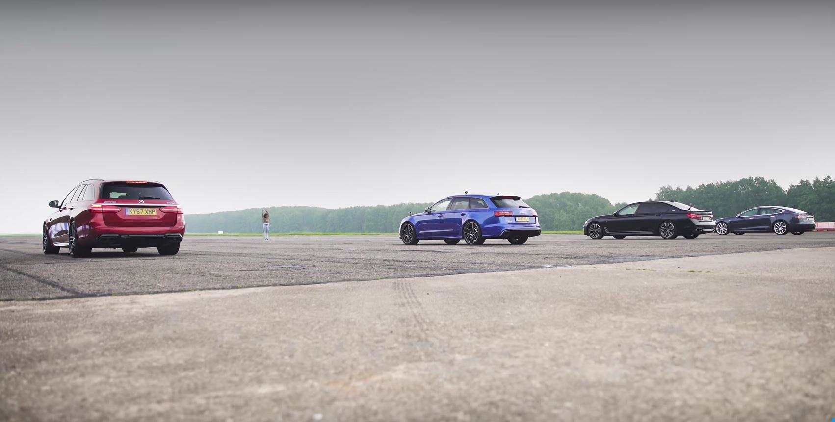 amazing drag race nissan juke r vs bugatti veyron video