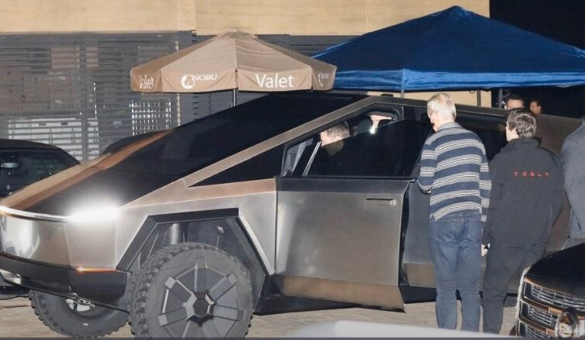https://s1.cdn.autoevolution.com/images/news/gallery/teslas-cybertruck-might-be-cursed-as-second-showing-comes-with-another-hiccup_6.jpg