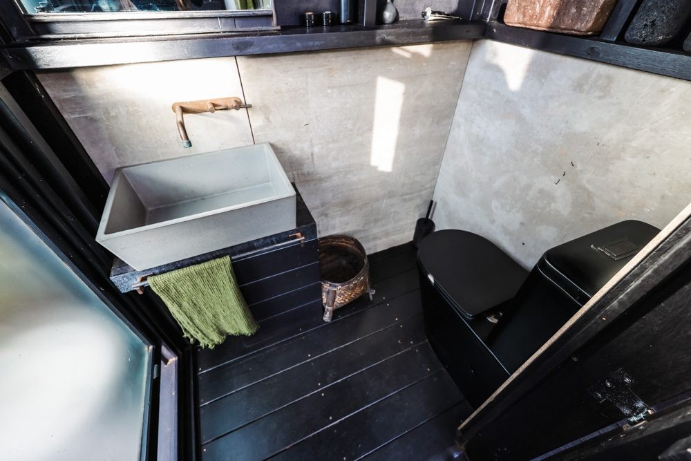https://s1.cdn.autoevolution.com/images/news/gallery/the-all-black-shack-palace-tiny-house-breaks-all-the-rules-and-gets-away-with-it_12.jpg