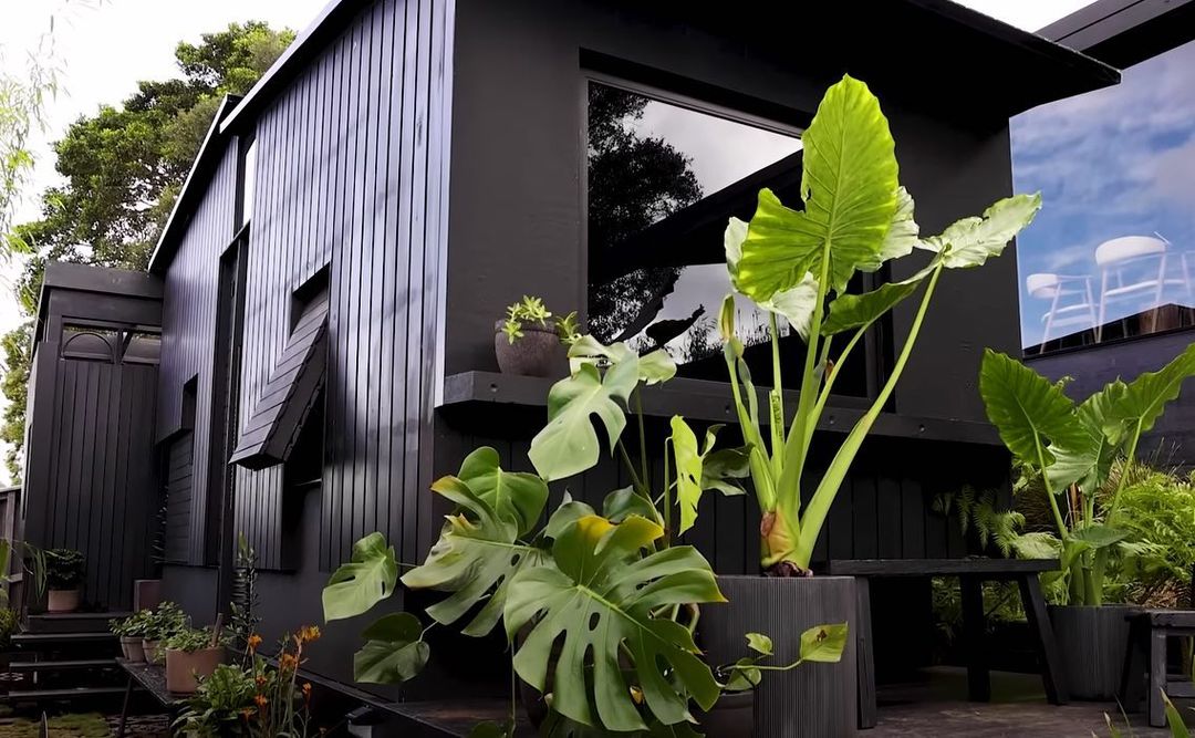 https://s1.cdn.autoevolution.com/images/news/gallery/the-all-black-shack-palace-tiny-house-breaks-all-the-rules-and-gets-away-with-it_15.jpg