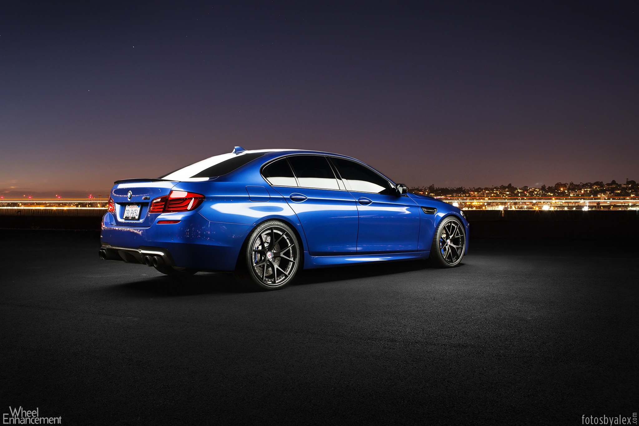 Обои 10 5 м. BMW m5 f10. БМВ f10 синяя. BMW m5 f10 Blue. BMW m5 синяя.