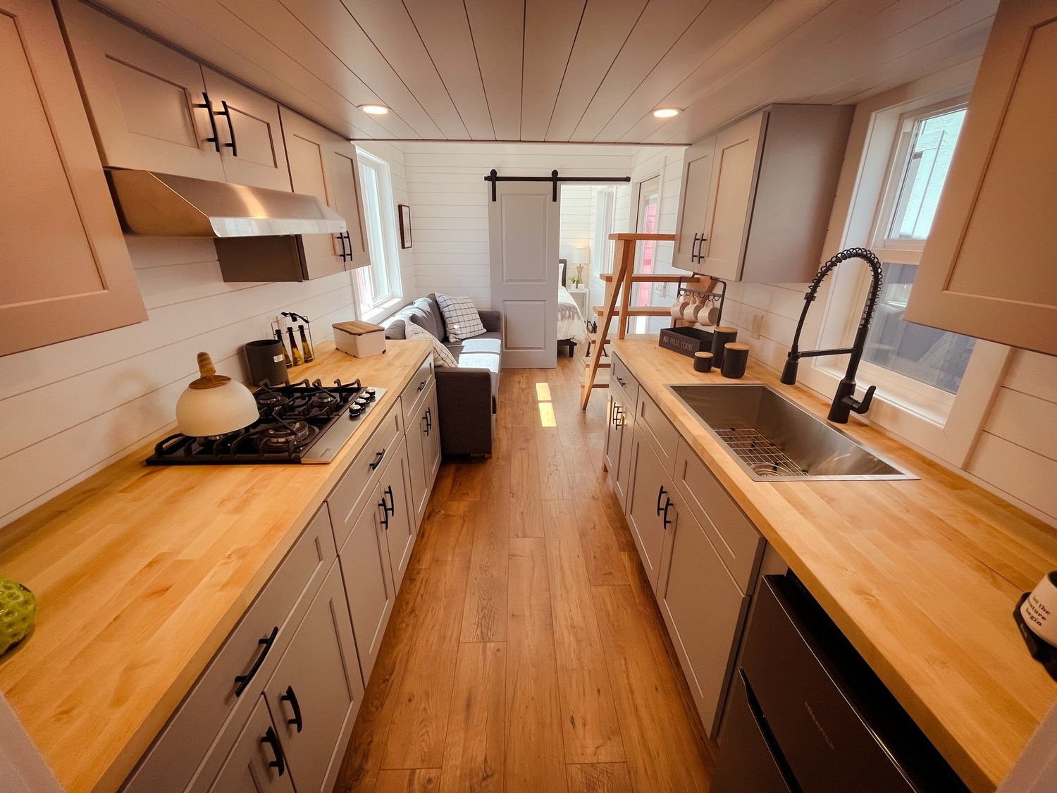 https://s1.cdn.autoevolution.com/images/news/gallery/the-bunkhouse-is-a-beautiful-30-ft-tiny-home-that-pushes-the-limits-of-small-living_4.jpg