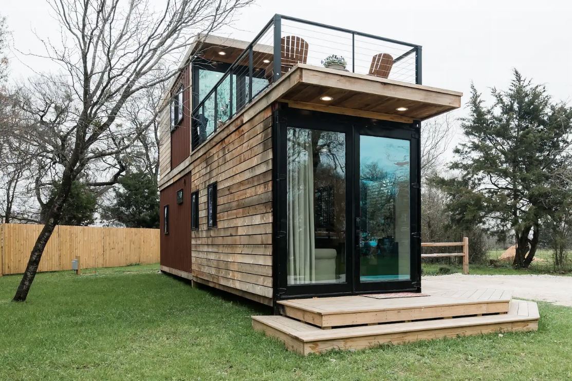 https://s1.cdn.autoevolution.com/images/news/gallery/the-helm-is-a-gorgeous-two-story-tiny-house-made-out-of-shipping-containers_2.jpg