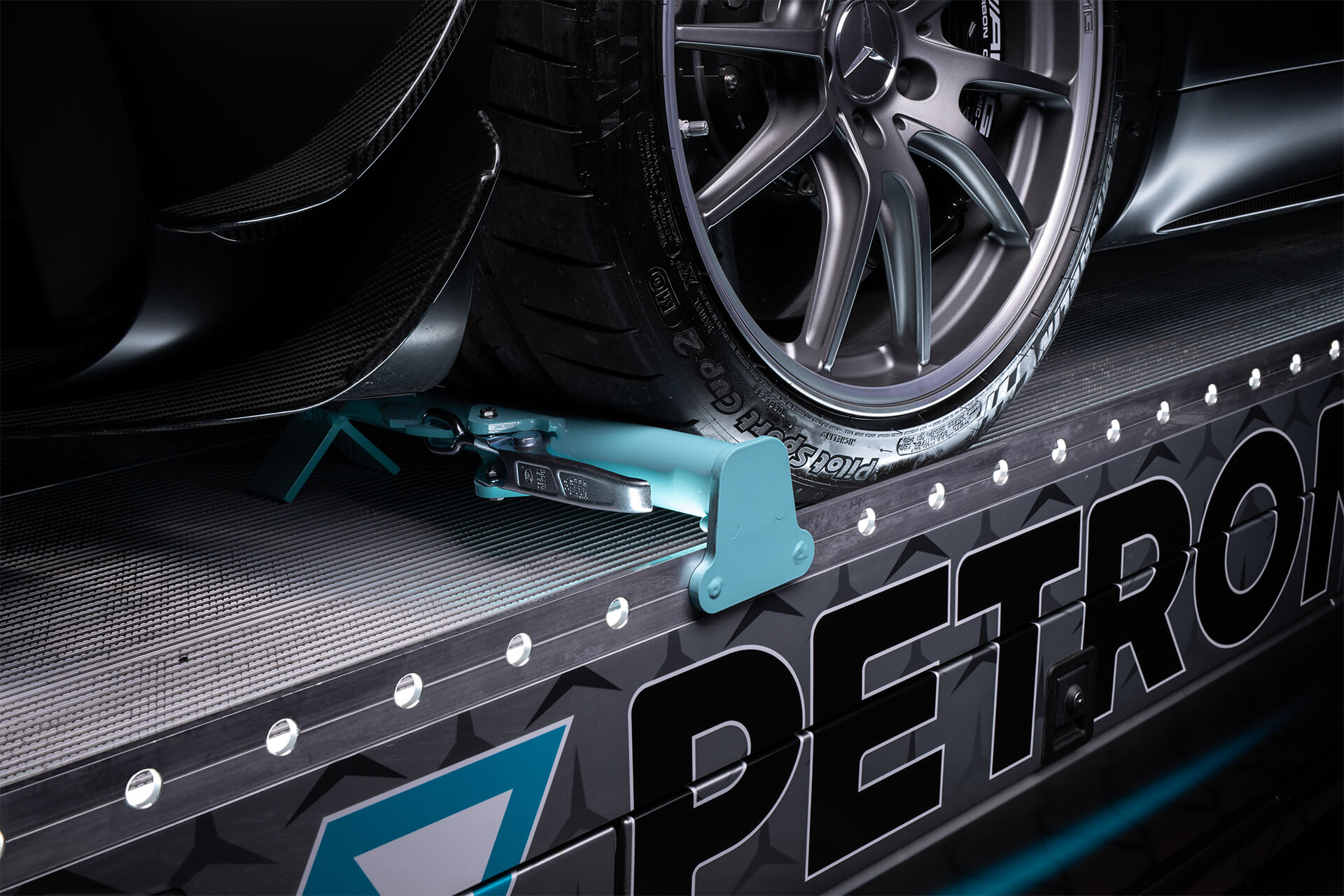 Mercedes-Sprinter Petronas Edition von Kegger: Mercedes