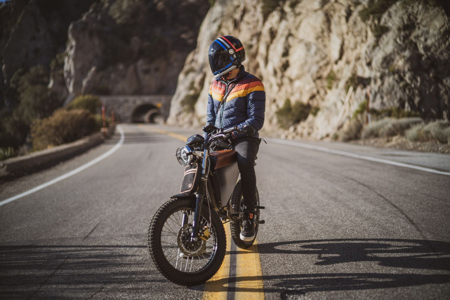 The Onyx RCR Is a Scrambler-Style E-Bike With an Eye-Catching Simple ...