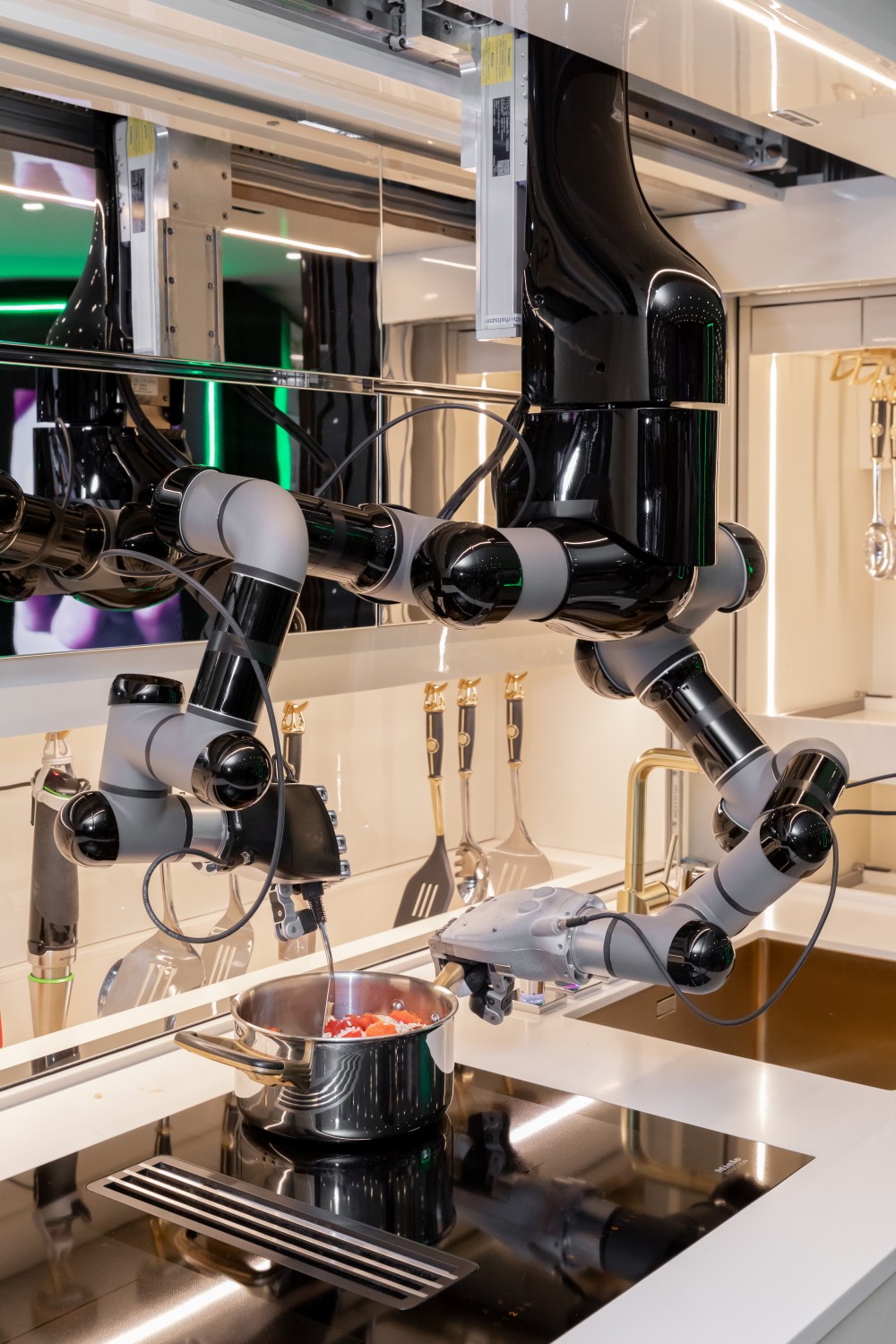 https://s1.cdn.autoevolution.com/images/news/gallery/the-robots-are-taking-over-moley-unveils-worlds-first-robotic-kitchen_23.jpg