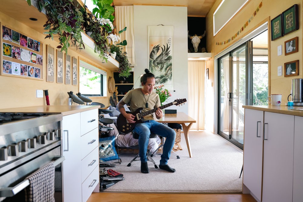 https://s1.cdn.autoevolution.com/images/news/gallery/this-container-house-has-an-interior-design-that-is-connected-to-the-nature-around-it_5.jpg