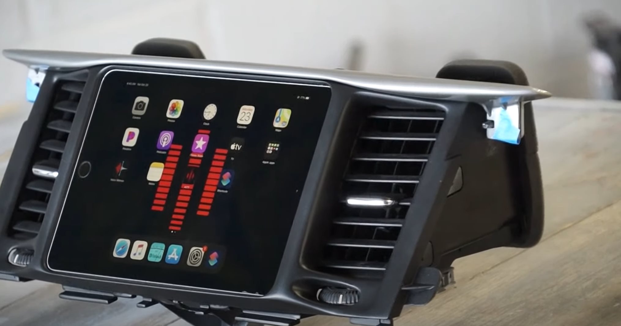4 Reasons Why You Need An iPad in Your Car -  Motors Blog