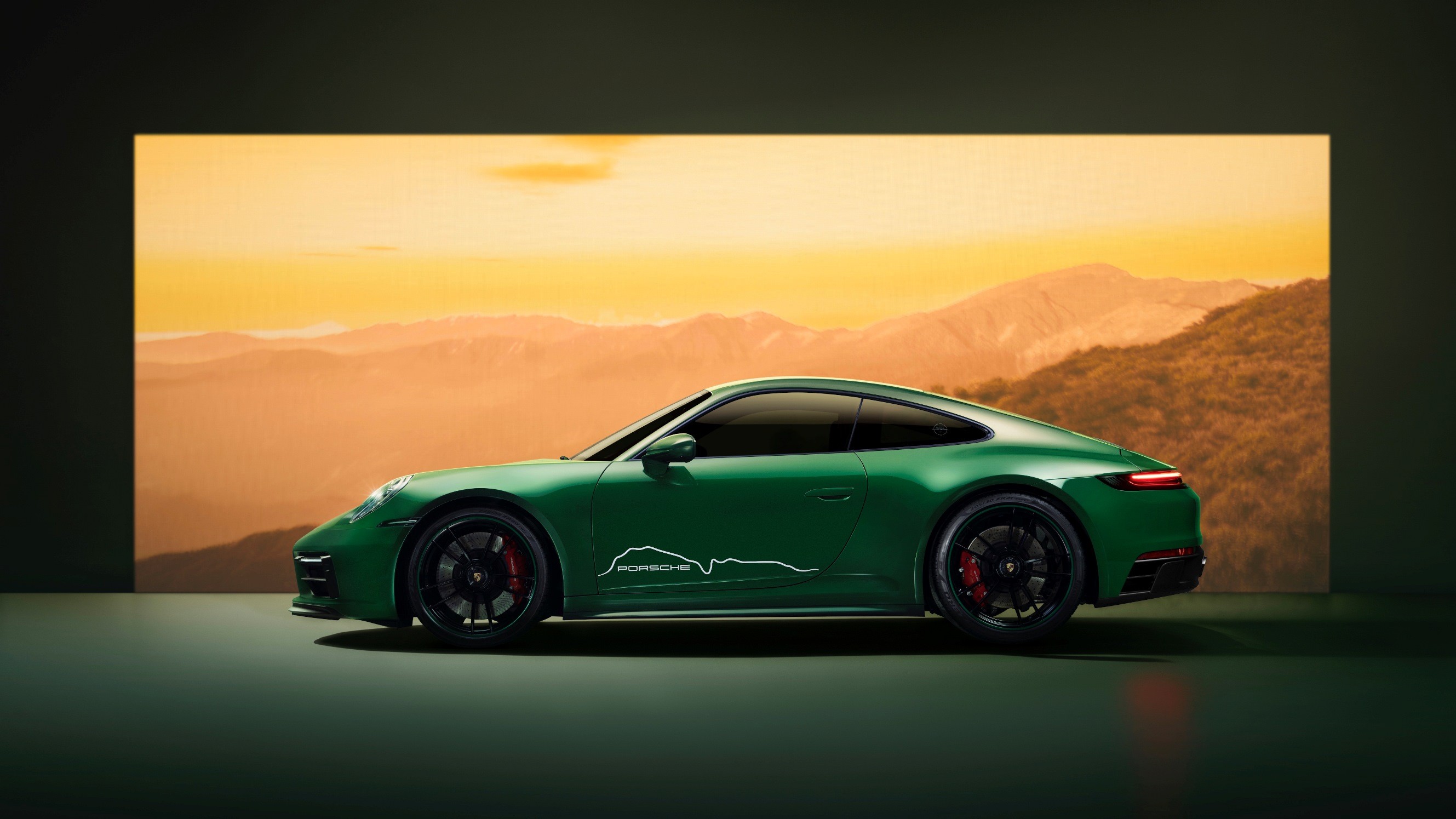 Virtual 2024 Porsche Carrera GT Revival Calls for 'Tamer' 911