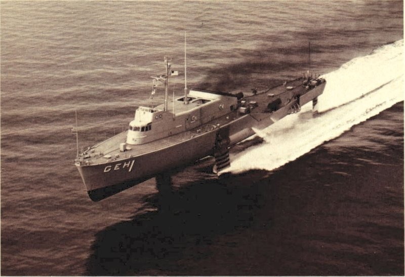 USS Plainview, cet ancien hydroptère qui a traversé les mers, rouille maintenant dans l’Oregon This-us-navy-hydrofoil-once-flew-across-the-water-now-it-rots-in-an-oregon-mudflat_2