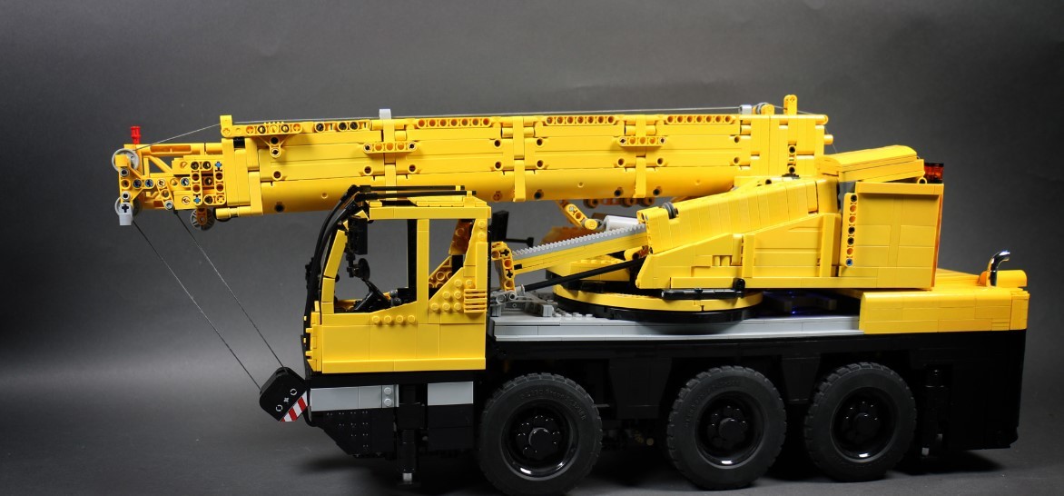 This YouTuber Created a LEGO Liebherr Crane Powered by Motors - autoevolution