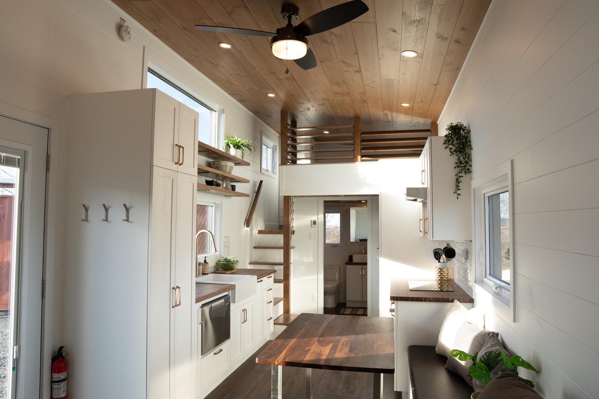 Three-Bedroom Tiny Home Has Everything a Family of Six Could Possibly Need  - autoevolution