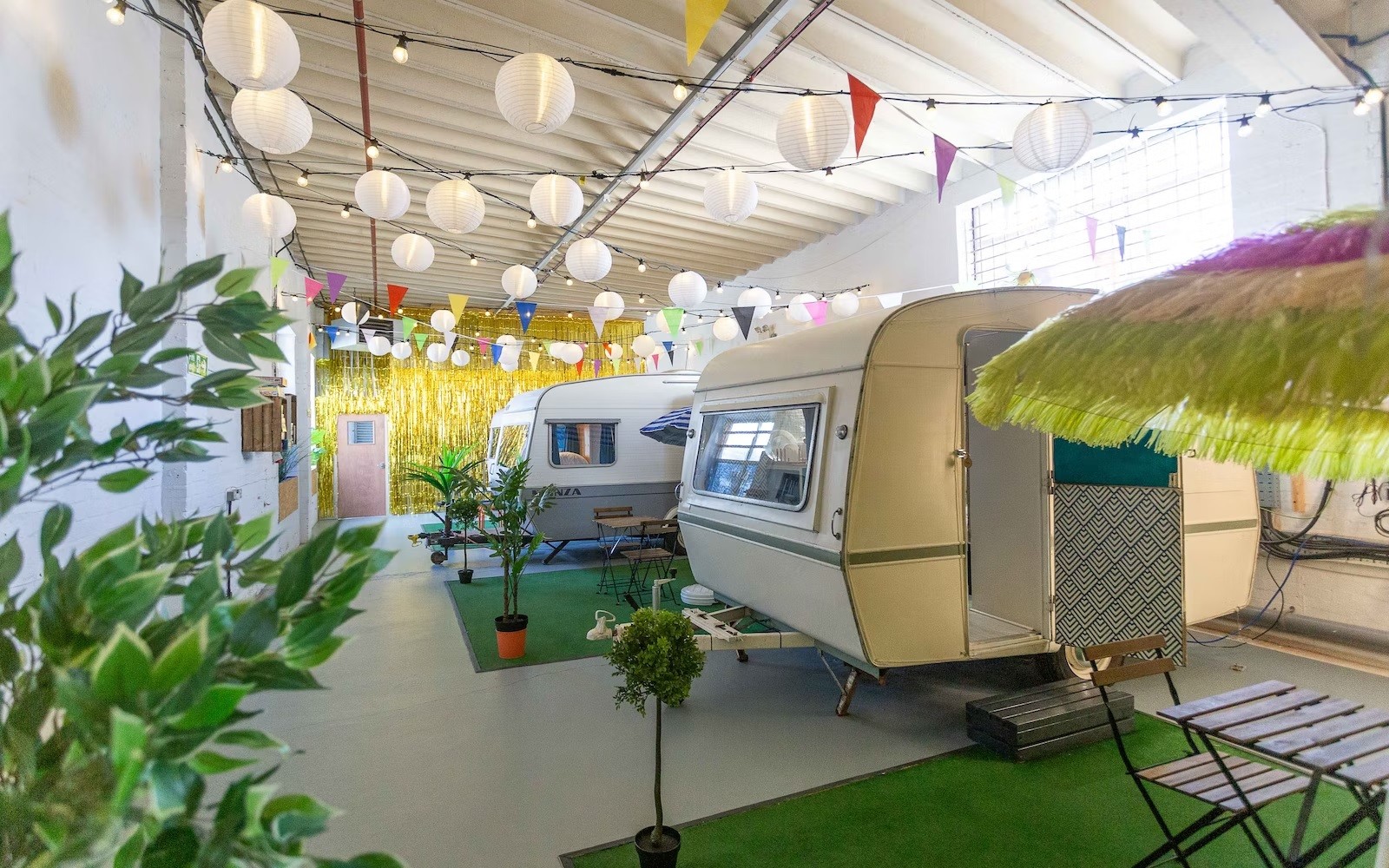 https://s1.cdn.autoevolution.com/images/news/gallery/towed-town-camping-is-an-indoor-campground-offering-accommodation-in-five-vintage-caravans_5.jpg
