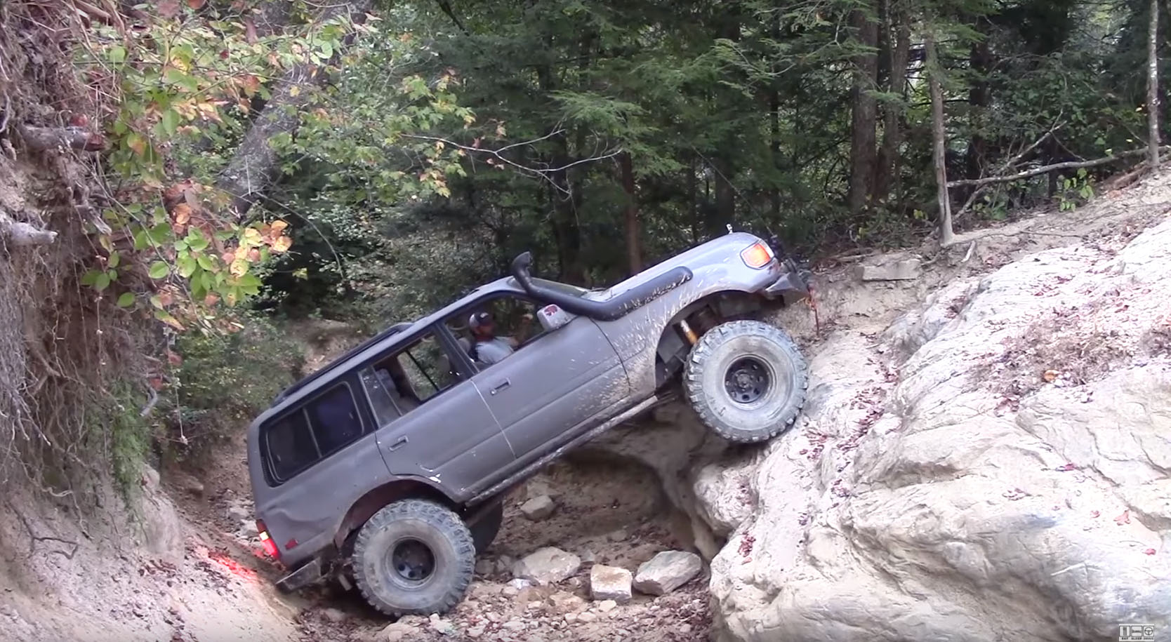 toyota-land-cruiser-80-series-off-road-fail-not-as-invincible-as-legend-has-it_3.jpg