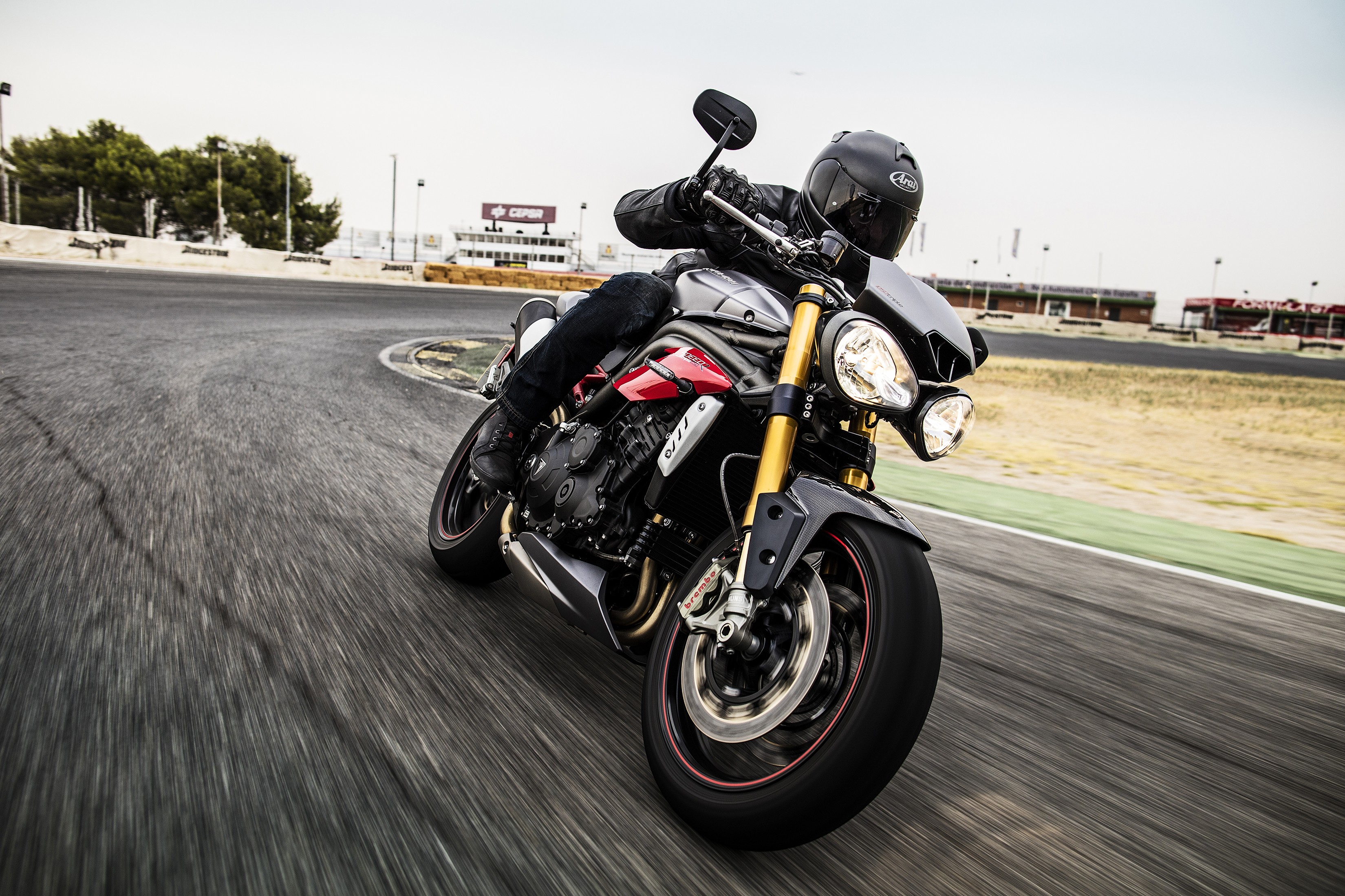 Vader fage Beg Mail Triumph Shows the Speed Triple S and Speed Triple R - autoevolution