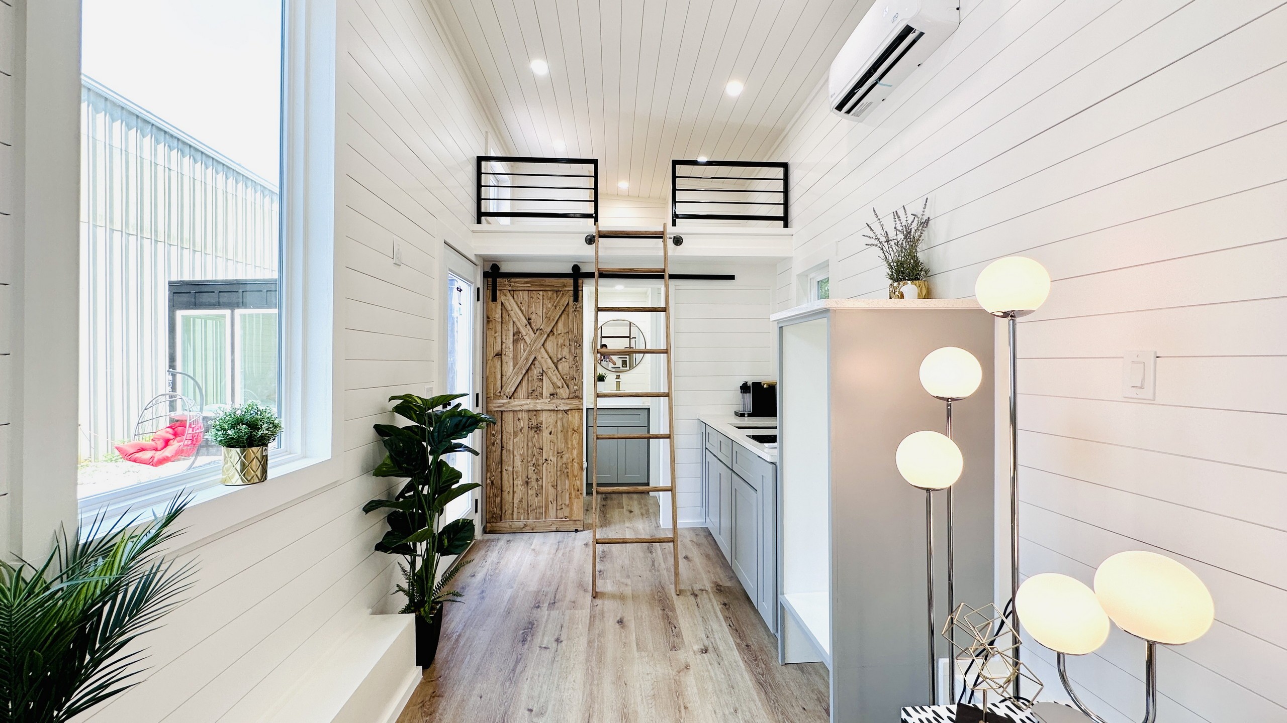 https://s1.cdn.autoevolution.com/images/news/gallery/try-not-to-fall-in-love-with-this-expertly-styled-luxury-tiny-home_6.jpg