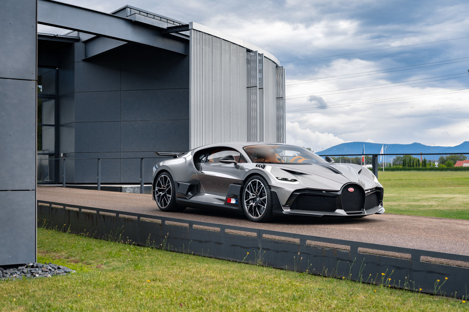Two Years Later, Bugatti Kicks Divo hp Shipments: - Track Battles Off 1,500 On Are autoevolution