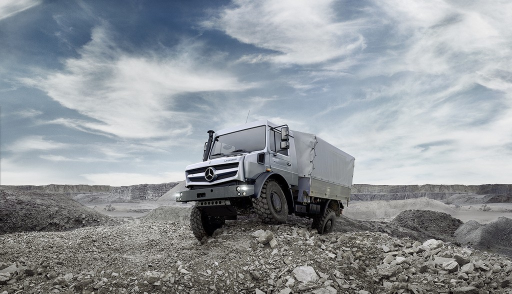 Watch $385k Mercedes-Benz Unimog Truck Breeze Through Moab's Hell Revenge -  autoevolution