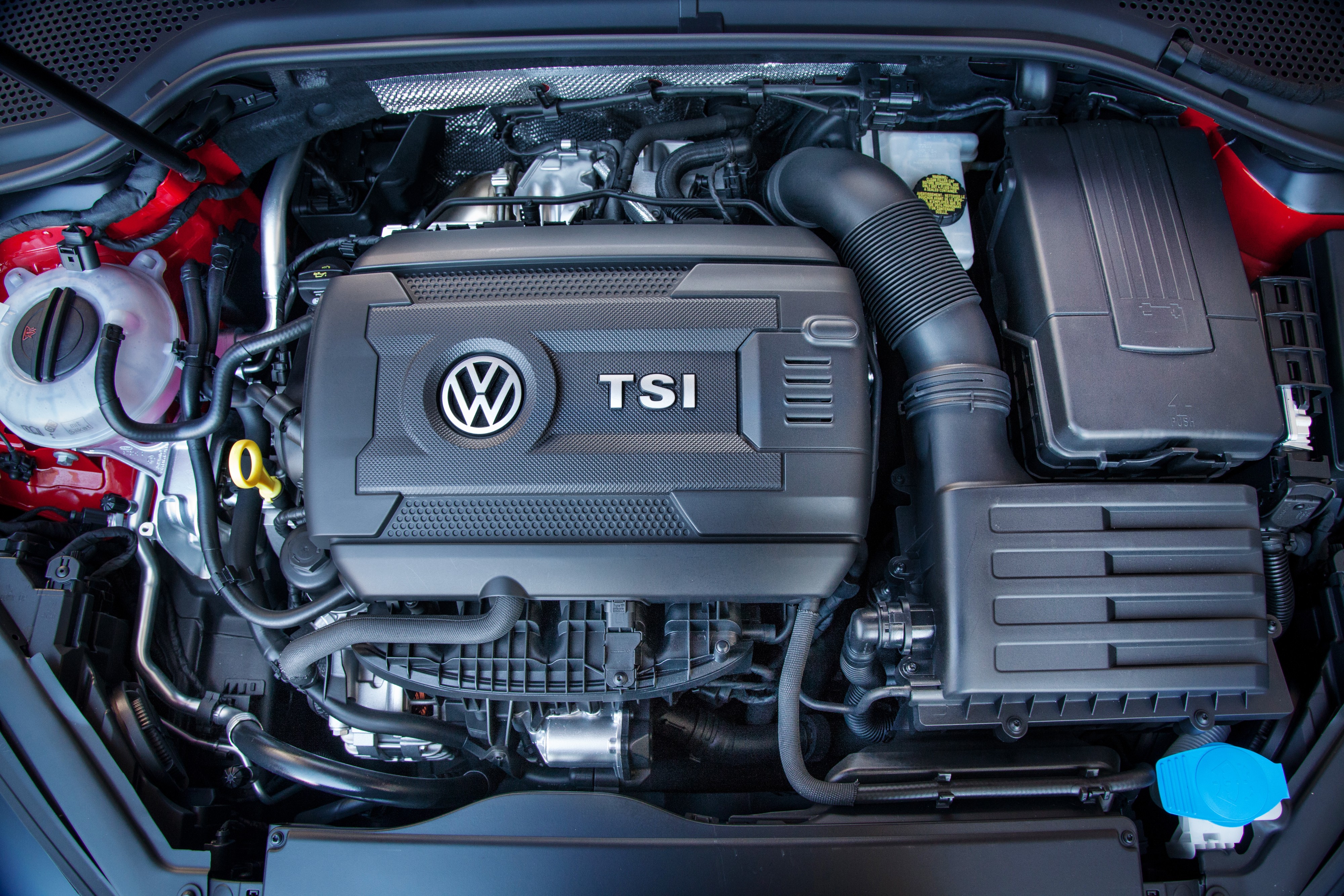 Бензин в масло tsi. Volkswagen Golf 1.4 TSI двигатель. Двигатель Volkswagen TSI 2.0. Volkswagen Golf TSI 1.4. Двигатель Volkswagen Golf 6 1.2 TSI.