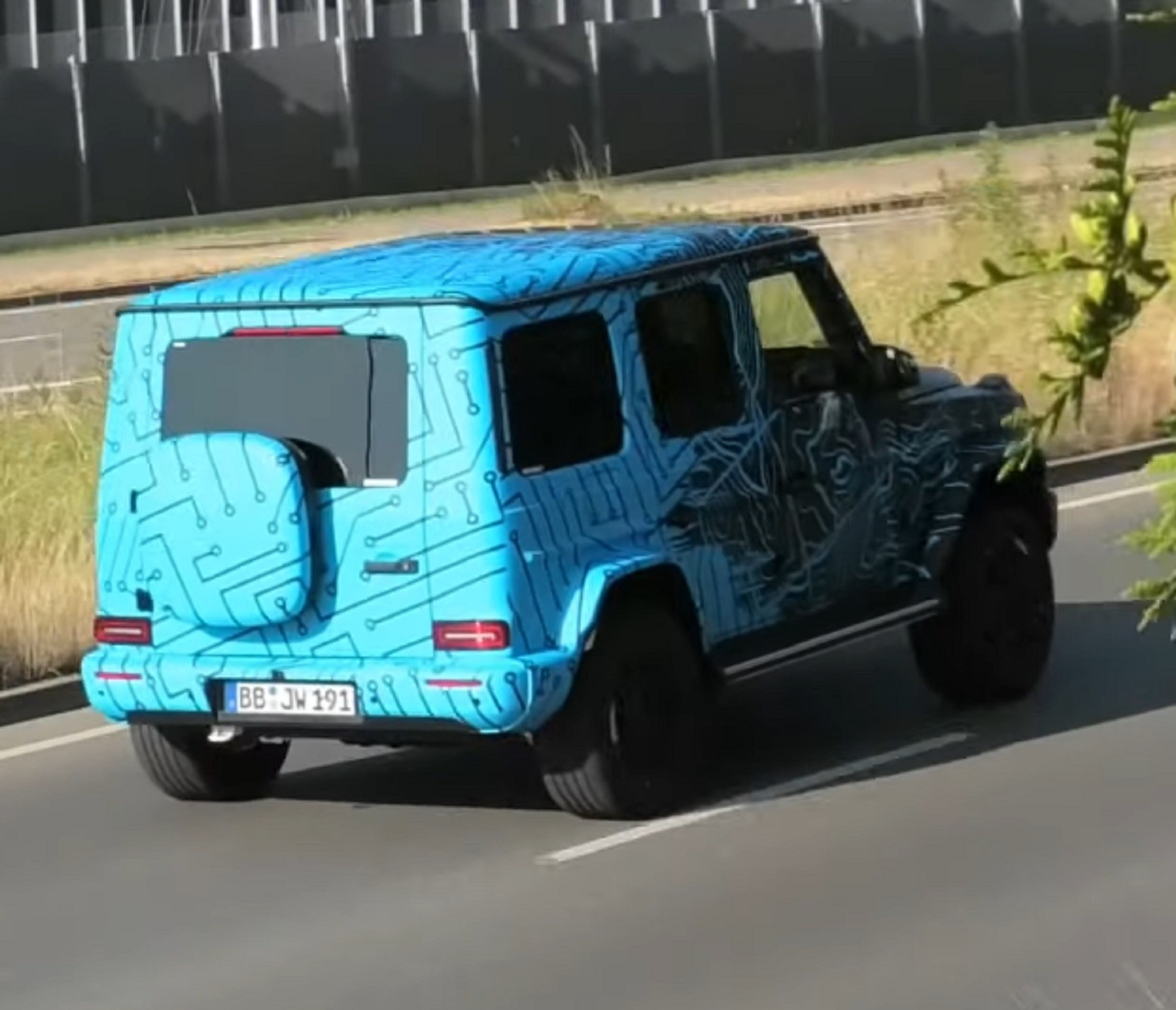 Video: Mercedes EQG Electric 4x4 Hits the Road in Complete Silence ...