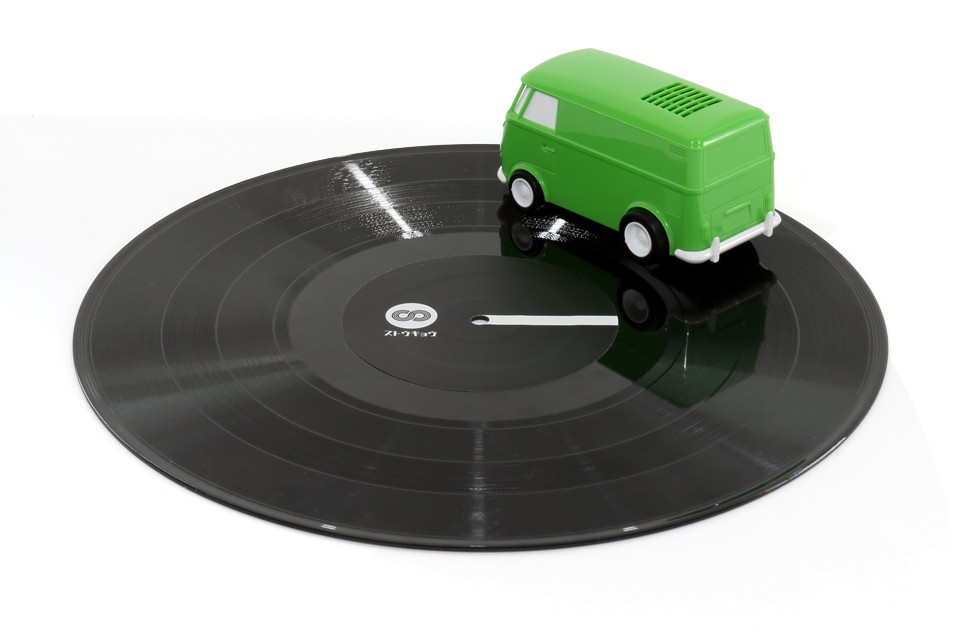 Vinyl Record Player Shaped like a VW Van Claims to Be the Smallest in the World autoevolution