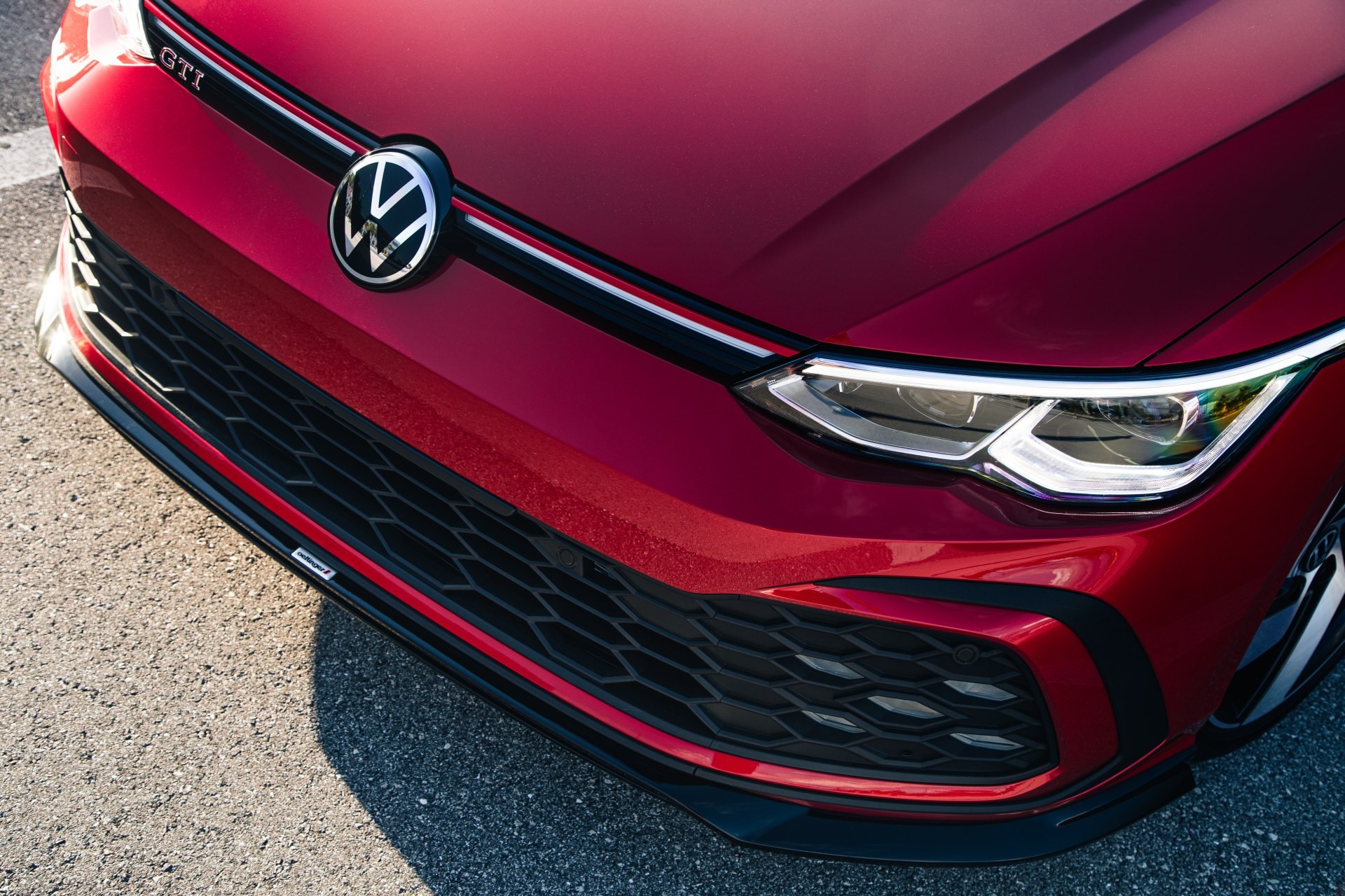 https://s1.cdn.autoevolution.com/images/news/gallery/volkswagen-golf-gti-and-golf-r-get-new-accessories-as-options-it-s-all-for-show_1.jpg