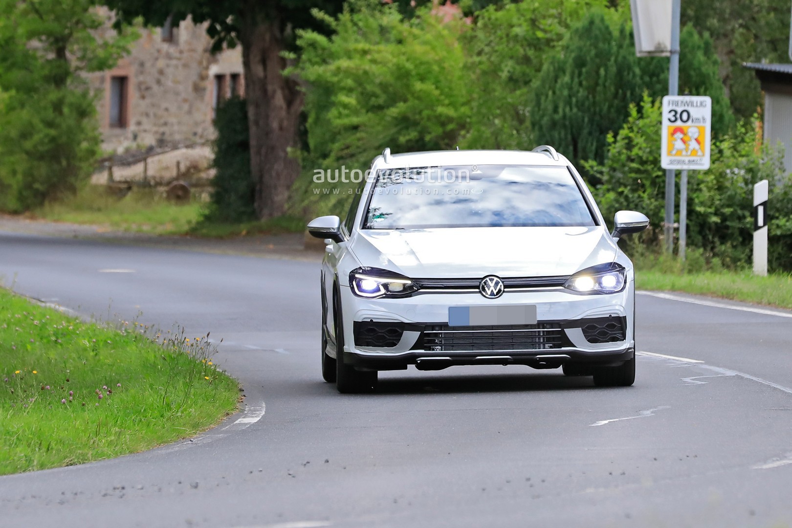 2020 - [Volkswagen] Golf VIII - Page 19 Volkswagen-making-a-golf-r-wagon-with-audi-s4-power-that-looks-line-an-alltrack_14
