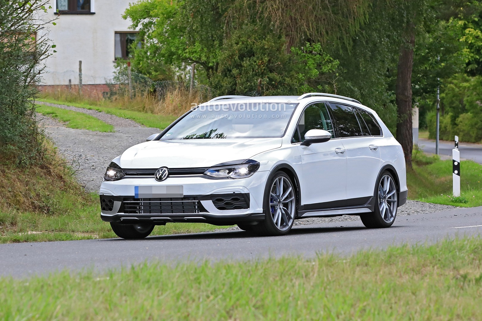 2020 - [Volkswagen] Golf VIII - Page 19 Volkswagen-making-a-golf-r-wagon-with-audi-s4-power-that-looks-line-an-alltrack_18