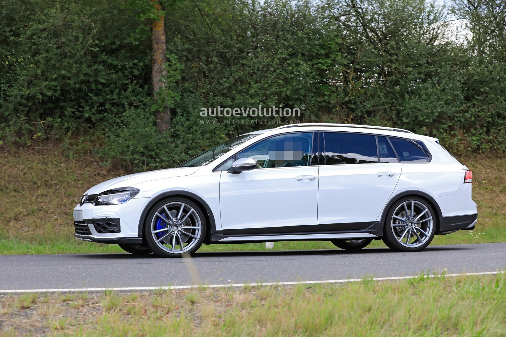 2020 - [Volkswagen] Golf VIII - Page 19 Volkswagen-making-a-golf-r-wagon-with-audi-s4-power-that-looks-line-an-alltrack_20