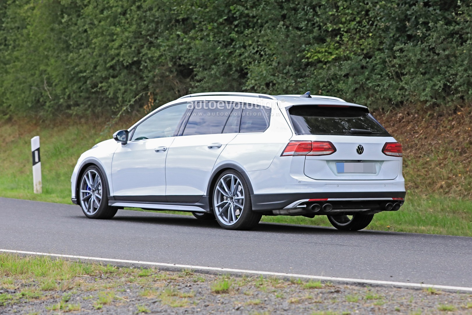 2020 - [Volkswagen] Golf VIII - Page 19 Volkswagen-making-a-golf-r-wagon-with-audi-s4-power-that-looks-line-an-alltrack_23