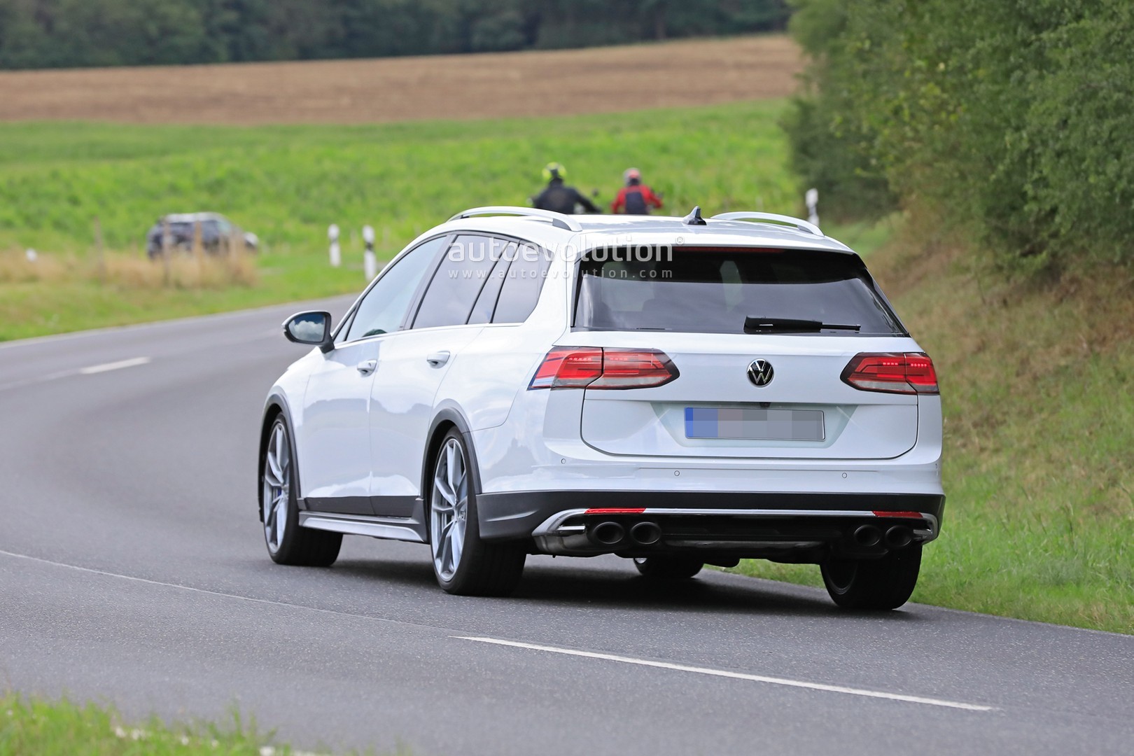 2020 - [Volkswagen] Golf VIII - Page 19 Volkswagen-making-a-golf-r-wagon-with-audi-s4-power-that-looks-line-an-alltrack_25