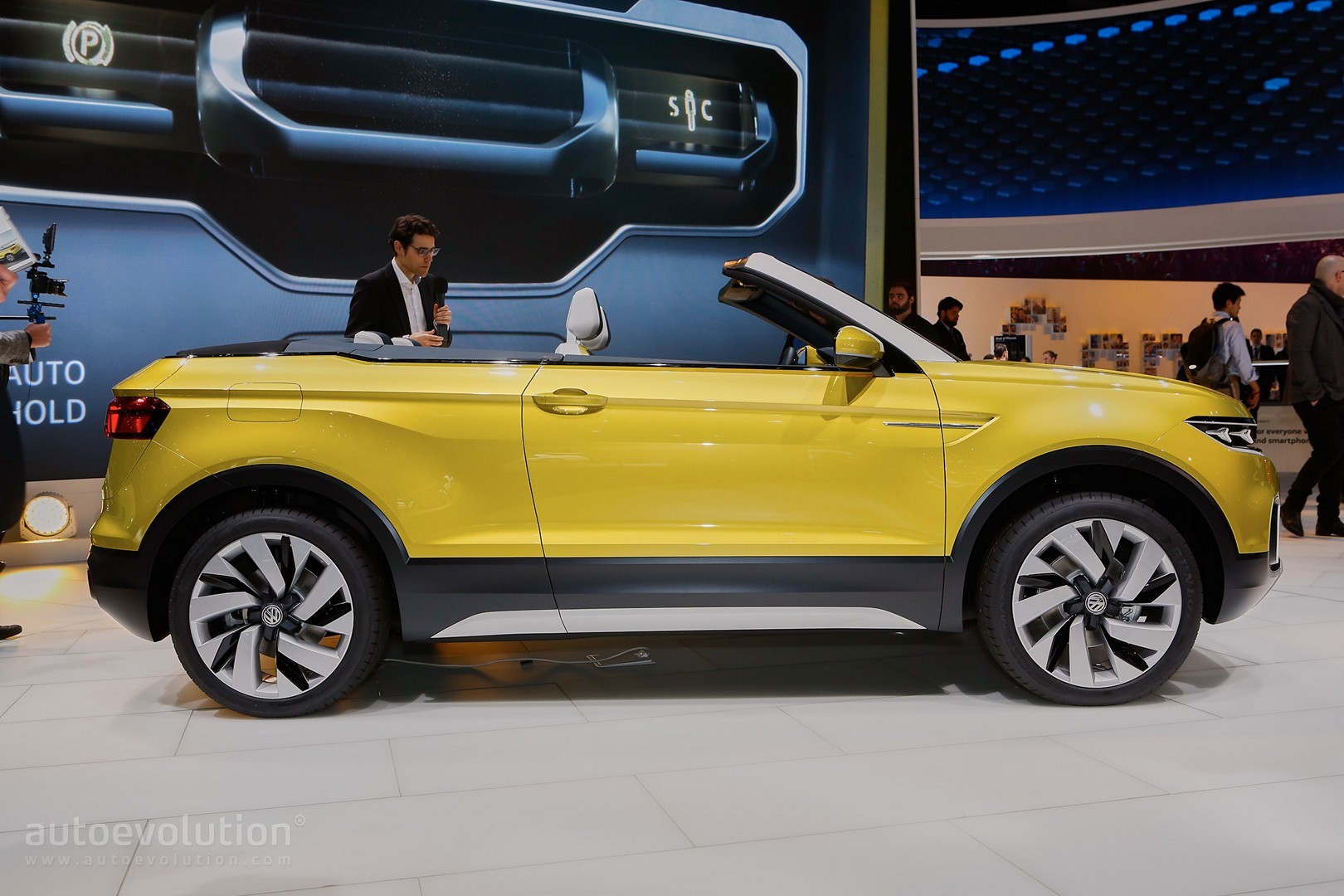 Volkswagen T-Cross Breeze Crosses a Polo with a Range Rover Evoque ...