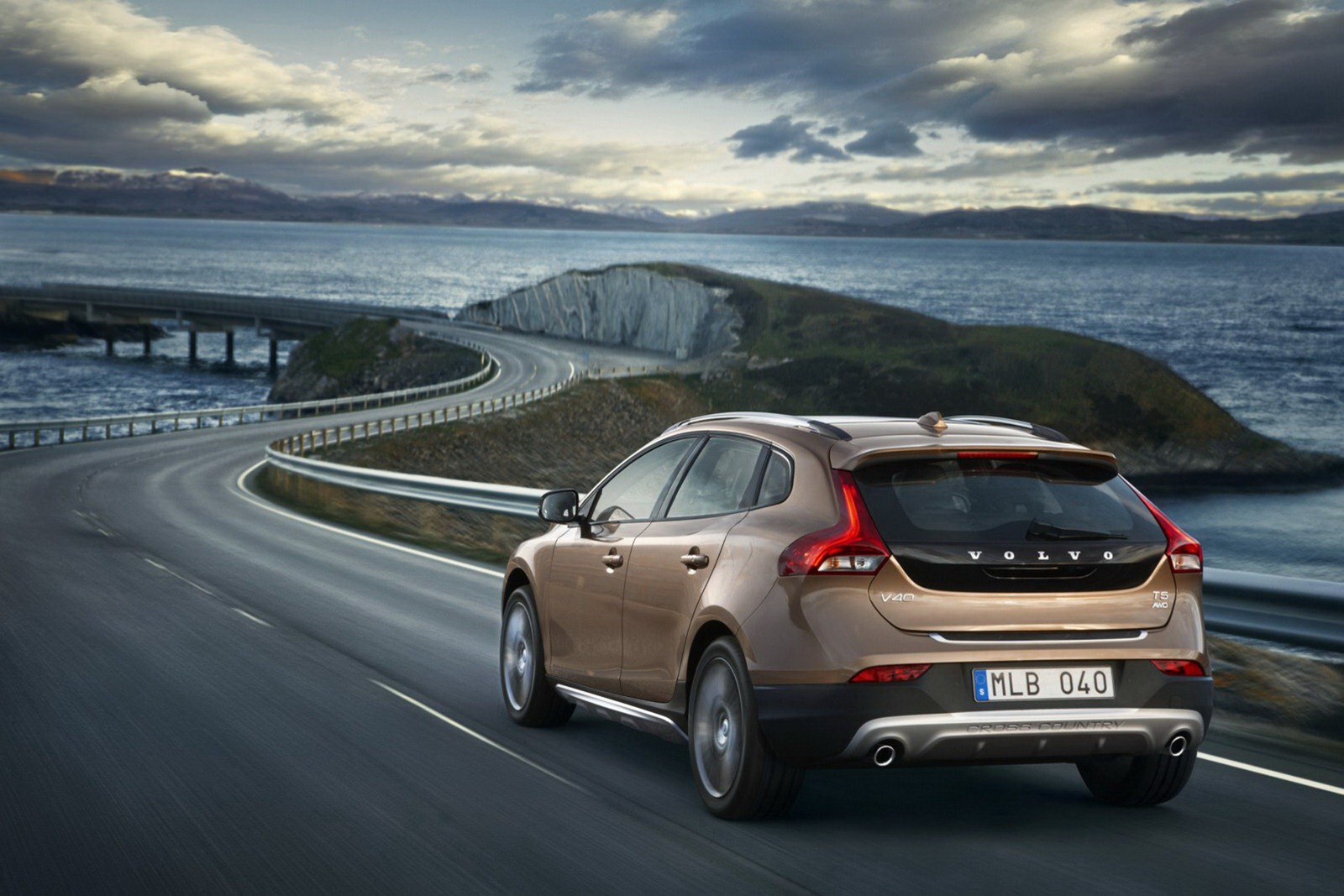 Volvo Shows Off New V40 Cross Country Ahead of Paris autoevolution
